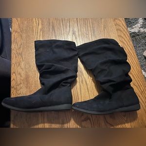 Women’s black flat boots size 9